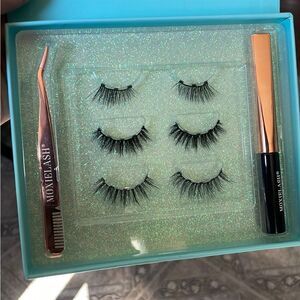 “Happy Kit” by MoxieLash with 30 count Magnetic eyeliner removal swabs